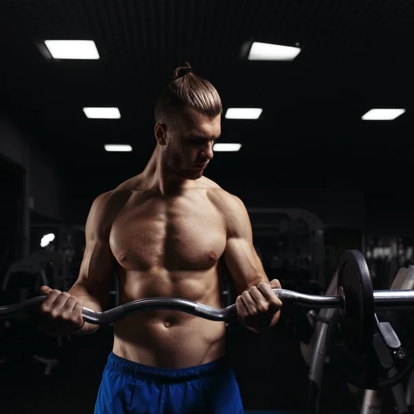 Bodybuilder in the gym — Stock Photo, Image