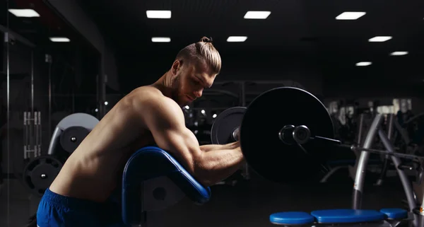 Bodybuilder in the gym — Stock Photo, Image