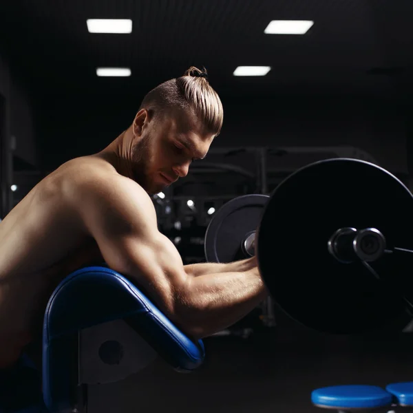 Bodybuilder in the gym — Stock Photo, Image