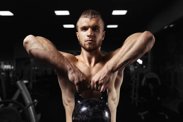 Fitness mężczyzna robi treningu siłowego podnosząc ciężkie kettlebell — Zdjęcie stockowe