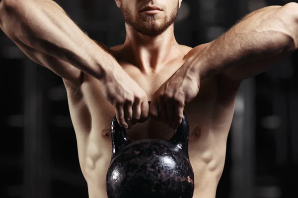 Fitness muž dělá silový trénink tím, že zvedání těžkých kettlebell — Stock fotografie