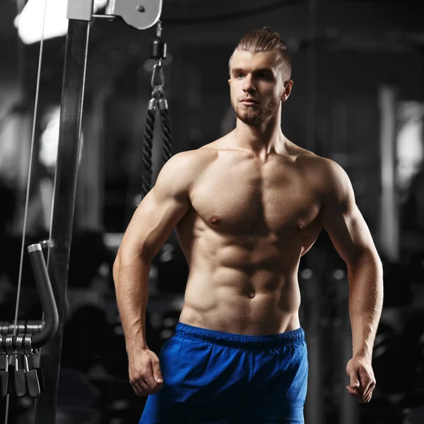 Bodybuilder man i gymmet — Stockfoto