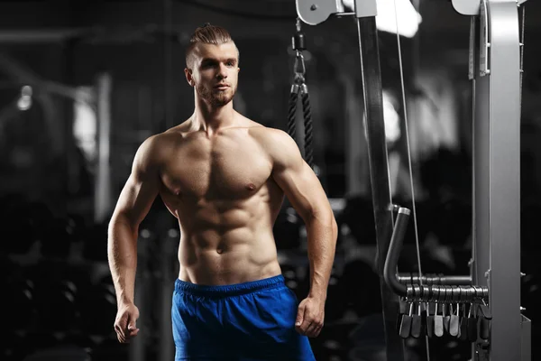 Bodybuilder homme dans la salle de gym — Photo