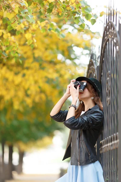 Ung flicka med kamera utomhus — Stockfoto