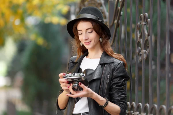 Ung flicka med kamera utomhus — Stockfoto