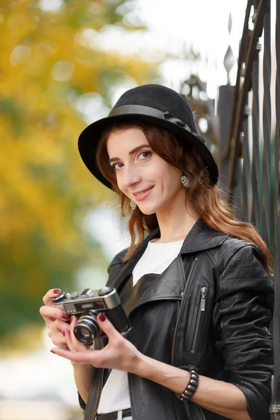 Jeune fille avec caméra en plein air — Photo