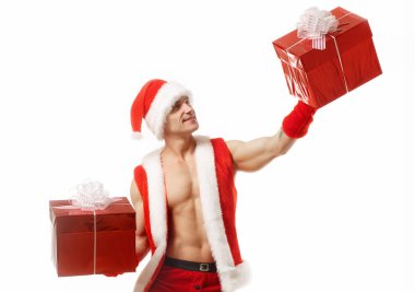 Seksi fitness Noel Baba kırmızı kutuları tutarak