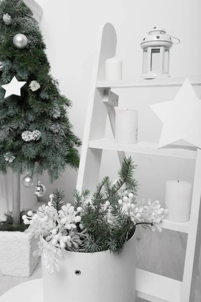 Interno casa di Natale in bianco e verde Foto Stock