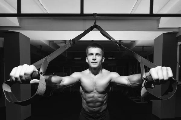 Ejercicio de fitness hombre en los anillos en el gimnasio — Foto de Stock