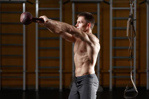 Fitness uomo che fa un allenamento con i pesi sollevando kettlebell — Foto Stock