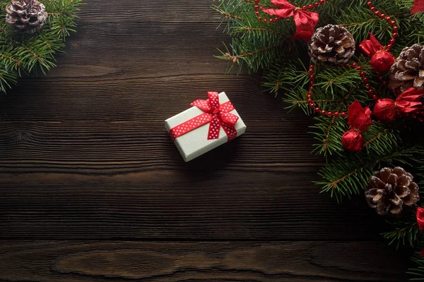 Χριστουγεννιάτικο κουτί από χαρτόνι φόντο με κόκκινο φιόγκο — Φωτογραφία Αρχείου