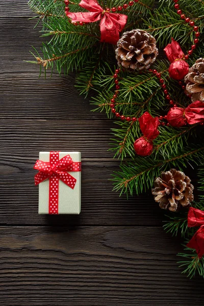 Caja de cartón de fondo navideño con lazo rojo —  Fotos de Stock