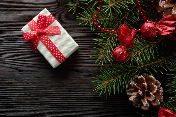 Caja de cartón de fondo navideño con lazo rojo —  Fotos de Stock