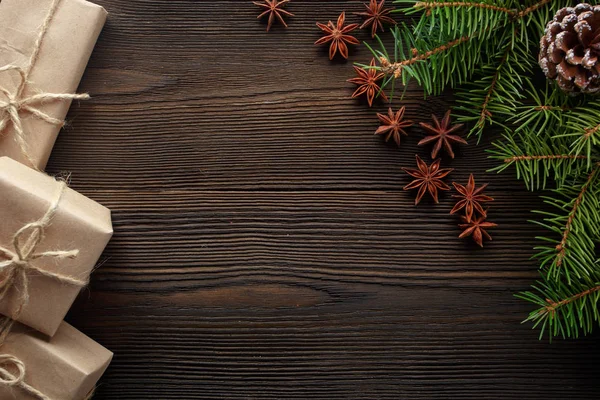 圣诞节组成对木制背景与树、 松果、 八角茴香和纸板箱 — 图库照片