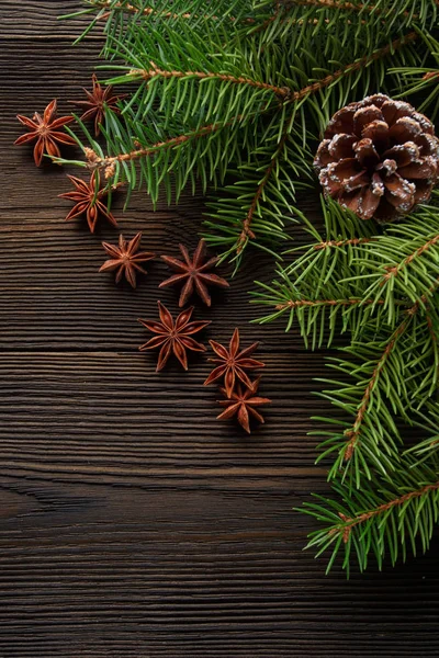 Composición navideña sobre fondo de madera con árbol, conos de pino y anís estrellado — Foto de Stock