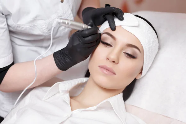 Permanent makeup. Tattooing of eyebrows — Stock Photo, Image