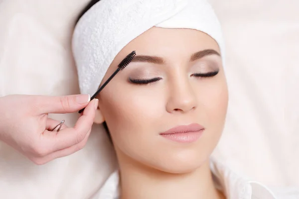 Beautiful young woman gets eyebrow correction procedure — Stock Photo, Image