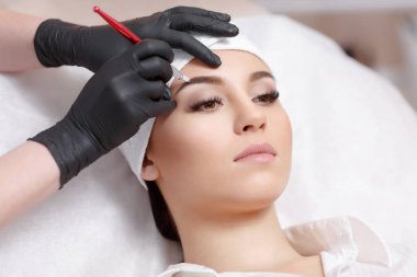 Kalıcı makyaj kaşları.