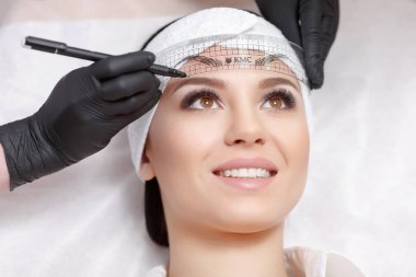 Kalıcı makyaj kaşları.