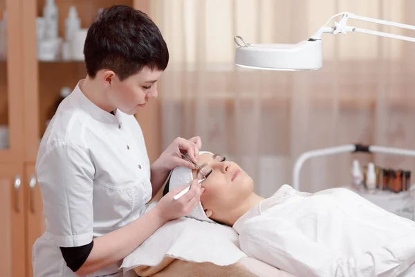 Procédure d'extension des cils. Œil de femme avec de longs cils — Photo