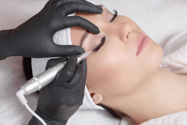 Cosmetologist making permanent makeup — Stock Photo, Image