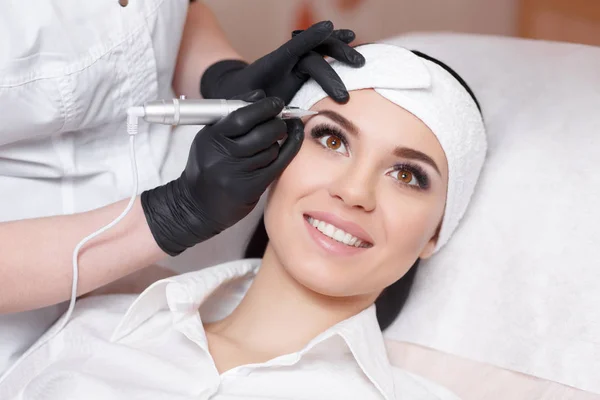 Permanent makeup. Tattooing of eyebrows — Stock Photo, Image