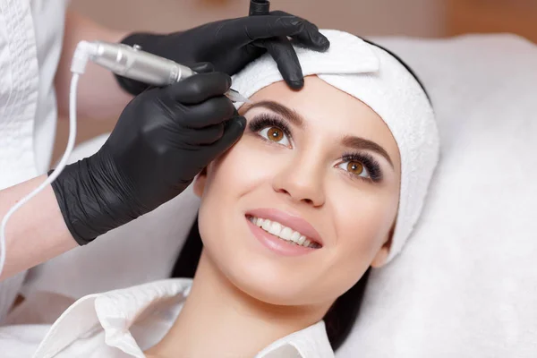 Permanent makeup. Tattooing of eyebrows — Stock Photo, Image