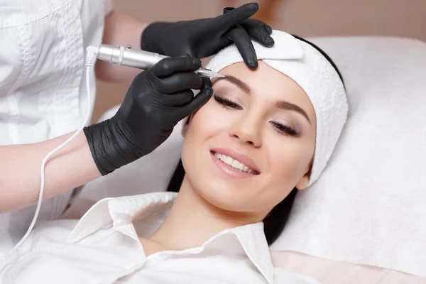 Permanent makeup. Tattooing of eyebrows — Stock Photo, Image