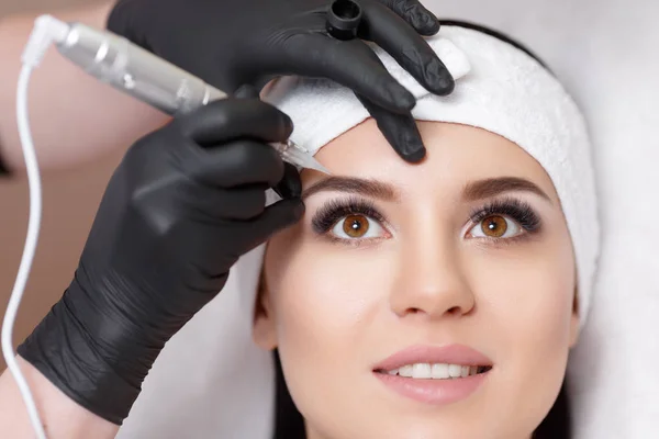 Permanentes Make-up. Tätowierung der Augenbrauen — Stockfoto