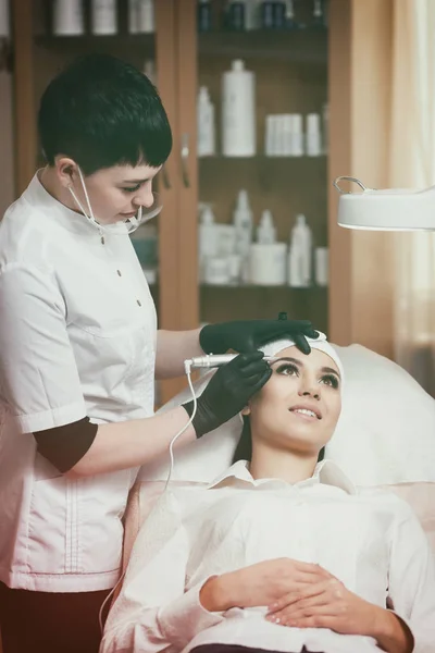 美容师在眼部-眉毛纹身上涂上永久化妆品 — 图库照片
