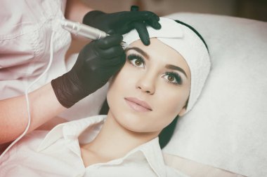 Kalıcı makyaj. Kaşlar dövme