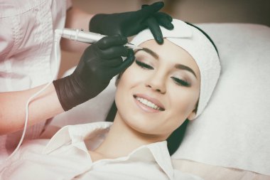 Kalıcı makyaj. Kaşlar dövme