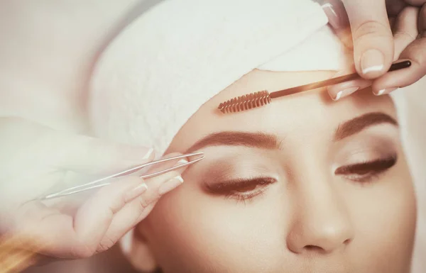 Belle jeune femme obtient procédure de correction des sourcils — Photo