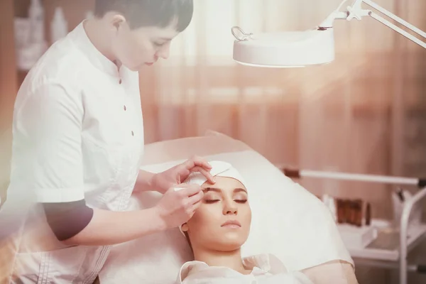 Kreator makijażu permanentnego sprawia, że procedury korekty brwi — Zdjęcie stockowe