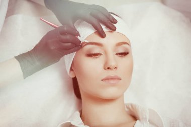 Kalıcı makyaj kaşları.