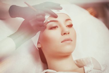 Kalıcı makyaj kaşları.