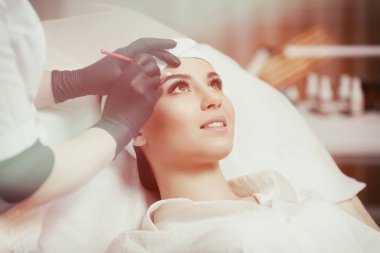 Kalıcı makyaj kaşları.