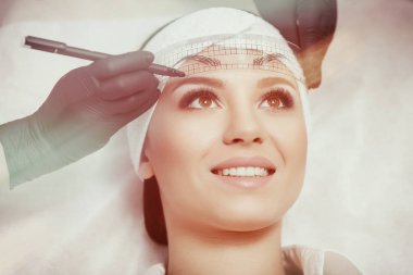 Kalıcı makyaj kaşları.