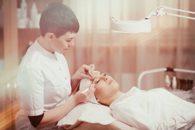 Kirpik uzatma prosedürü. Uzun kirpikli kadın gözü