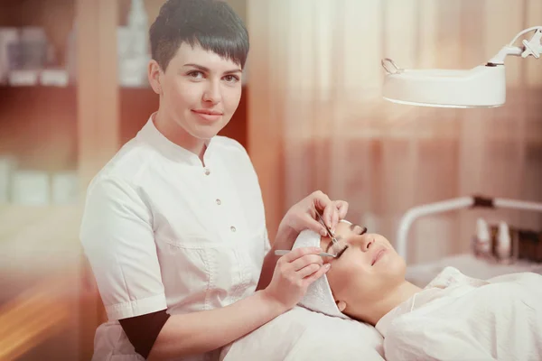 Procedimiento de extensión de pestañas. Ojo de mujer con pestañas largas — Foto de Stock