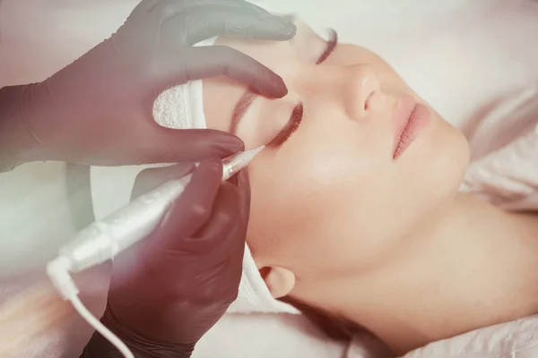 Cosmetólogo haciendo maquillaje permanente — Foto de Stock