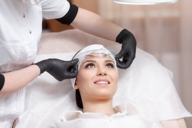 Kalıcı makyaj kaşları.