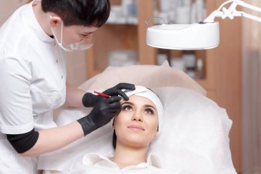 Kalıcı makyaj sihirbaz kaş düzeltme işlemi yapar