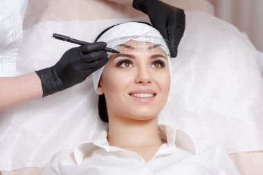 Kalıcı makyaj kaşları.