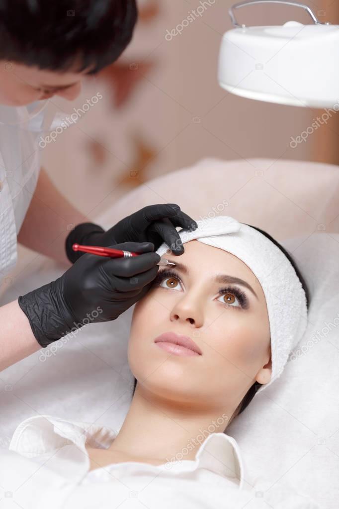 Permanent make-up wizard makes eyebrow correction procedure