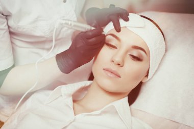 Kalıcı makyaj. Kaşlar dövme