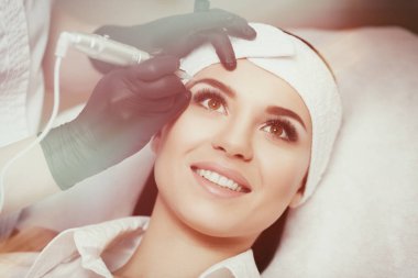 Kalıcı makyaj. Kaşlar dövme