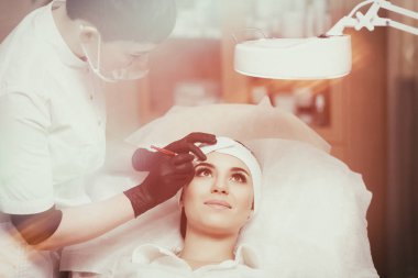 Kalıcı makyaj sihirbaz kaş düzeltme işlemi yapar