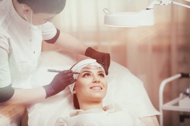 Kalıcı makyaj kaşları.