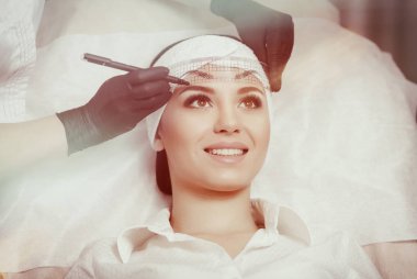 Kalıcı makyaj kaşları.